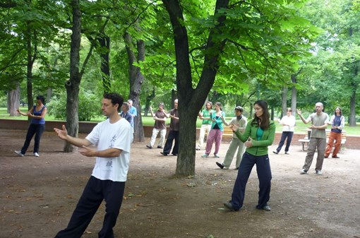 Čínské cvičení taiji v angličtině v parku na Letné