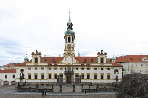Pražská loreta, Pažský hrad