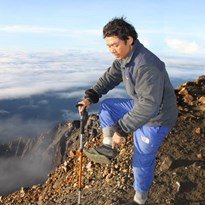 Indonezie zdatny pruvodce zdolal summit vulkanu Rinjani v zabkach...3726 mnm
