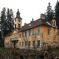 Nový dvůr u Kámena. Jednopatrový obdélníkový empírový zámek asi z roku 1815.