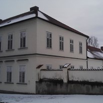 Libkova Voda. Klasicistní zámek postaven v 18. století. V roce 1841 zde pobýval Bedřich Smetana.
