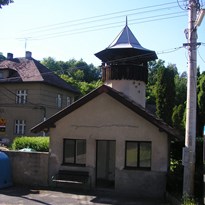 51 - ve vesnici Nosálov - asi místní rozhledna na autobusové zastávce (asi tu moc častu bus nejede)