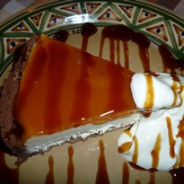 Limetkový cheesecake s karamelem