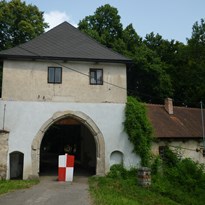52 - Gotický vstup do zámku