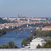 Tyto dvě fotky nejsou z 22.9. ale řekl bych, pořízené z jednoho z nejvyšších míst v Praze
