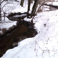 To je pouze potok (tj. není to řeka focena dronem)
