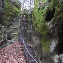 schody ve skalách do Adamova lože