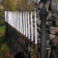 2 - Zajímavě řešený plot u jednoho pomníku.