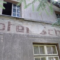Starý nápis "Hotel Schafer" na domě v Dolní Světlé