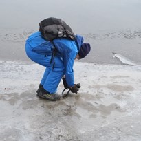 13 - fotograf se pohybuje na tenkém ledě
