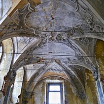 Vnitřnosti čtvrtého zámku - krásný strop, i když ne v moc dobrém stavu