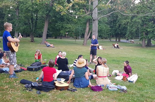 Hraní a zpívání na trávě v parku Klamovka