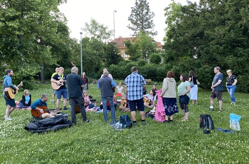 Hraní a zpívání na trávě v parku Klamovka