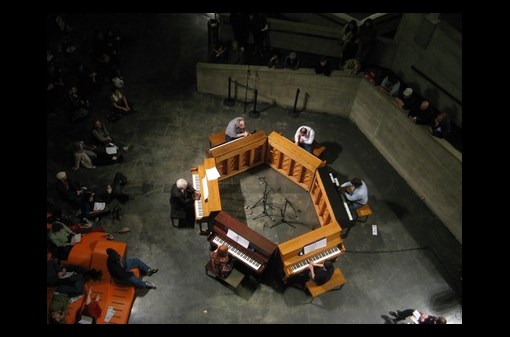 Koncert Steva Reicha SIX PIANOS v café NEUSTADT
