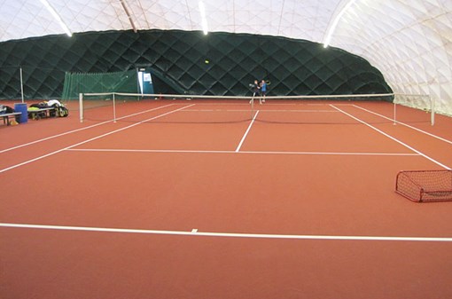 Pravidelný tenis v hale
