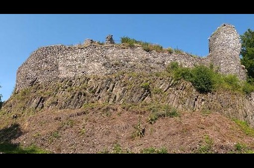 Zříceniny hradů Kumburk a Bradlec na pohodu
