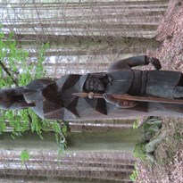 Dřevená socha asi Robina Hooda?