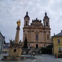 Horní náměstí Šternberk, kostel Zvěstování Panny Marie a klášter.