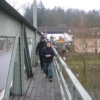 na tomtéž mostě (záběr na most)