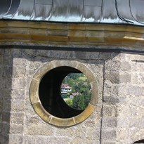 Pohled skrz 2 okna hradní kaple