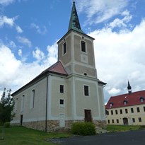 Kostel Panny Marie, vpravo radnice