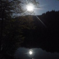 13 - úplněk zrcadlící se ve Štěchovické přehradě (z rky a za běhu- omluva kvality)