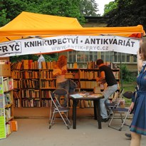 9 - Liberecký antikvariát přivezl hromadu knih