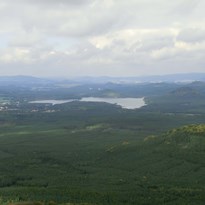 Výhled na rybník Máchovo jezero.