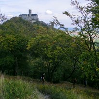 19 - Loučíme se s majestátním hradem Bezděz a jdeme lesem do Doks.