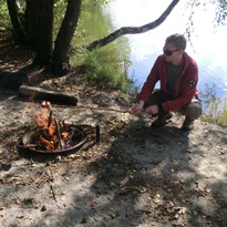 Masožravky jsme našli a dál hledali ohniště u jezera. Náčelník má samozřejmě přednostní právo na buřta.