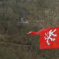 Vlajka s památníkem Karla Egona z Furstenberka