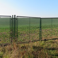 1 - Uprostřed pole byla branka, ale plot pak už nikde :-)