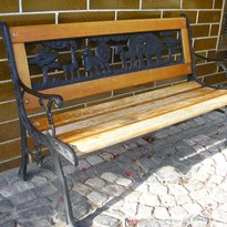 Zajímavá lavička ve Mšenu před cukrárnou