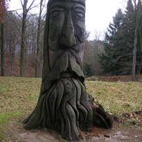 socha ze dřeva