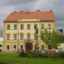 Radnice ve městě Touškov