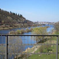 Výhled z mostu inteligence. Otužilí nudisté se už sluní u Vltavy.
