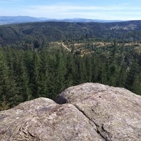 Pohled ze skalního útvaru Vysoký kámen