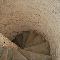 Točité schodiště na věž bylo velmi úzké, nízké a neosvětlené (foceno s bleskem).