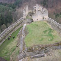 výhled z věže na hrad
