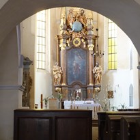 Oltář v kostele sv. Petra a Pavla v Bílině