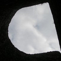 pohled ze dna věže směrem vzhůru do oblak