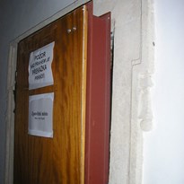 2 - Pat a Mat - rekonstrukce v kostele v Lužích - dveře se jim nevešli do otvoru, tak rám přišroubovali ke zdi před dveřním otvorem :-)