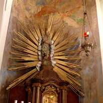 Na oltáři vzácná socha p. Marie z doby kol. 1420 s hlavičkami andělíčků. Originál odcizen 1990 (citát z mapy).