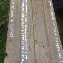 3 - Přátelský domorodec v okolí sestrojil tuto kochací lavičku a stůl.