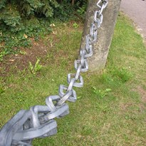 Zámecký řetěz jako plot u cesty