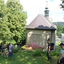 6 - Start družstev u kostela Nanebevzetí Panny Marie v Mikulášovicích. Cíl: rozhledna Tanečnice