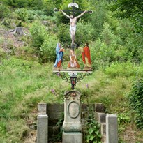 15 - Zrekonstruovaný kříž v obci Kopec u Brtníků ("Anton Kaufer, Müller und Richter in Zeidler, 1804")