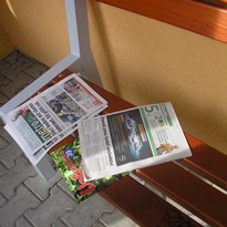 3 - Deník Metro na autobusové zastávce ve vesnici Kozly! 