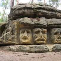 Skalní reliéfy a jeskyně Harfenice