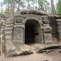 5 - Skalní reliéfy a jeskyně Harfenice